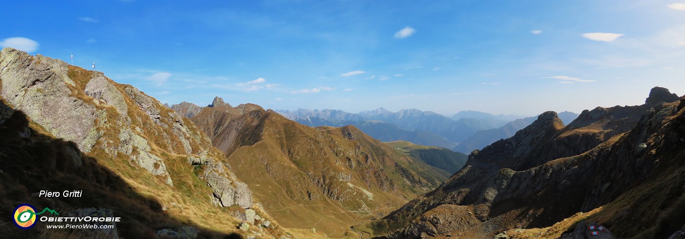 73 Dal Benigni scendiamo con vista sulla Val Salmurano baciata dal sole pomeridiano.jpg